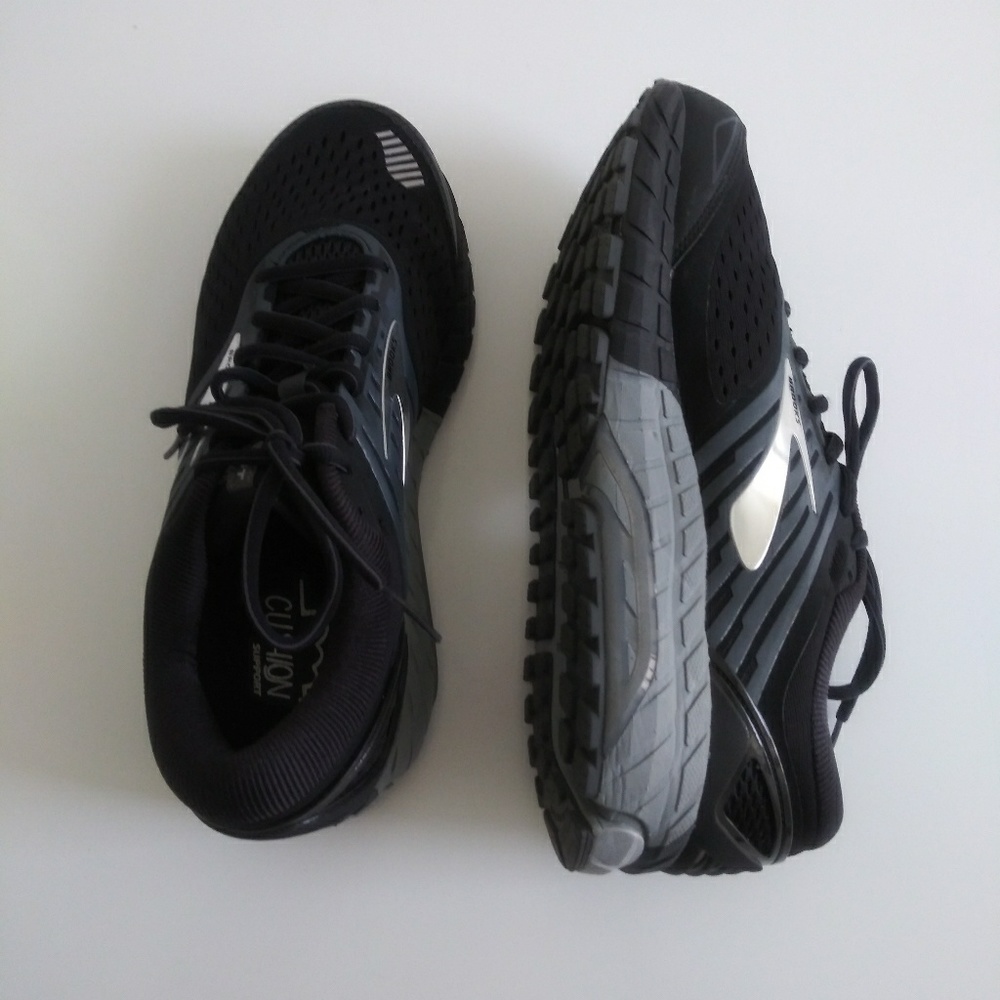Brooks beast 18 running size 10 4e Extra Wide